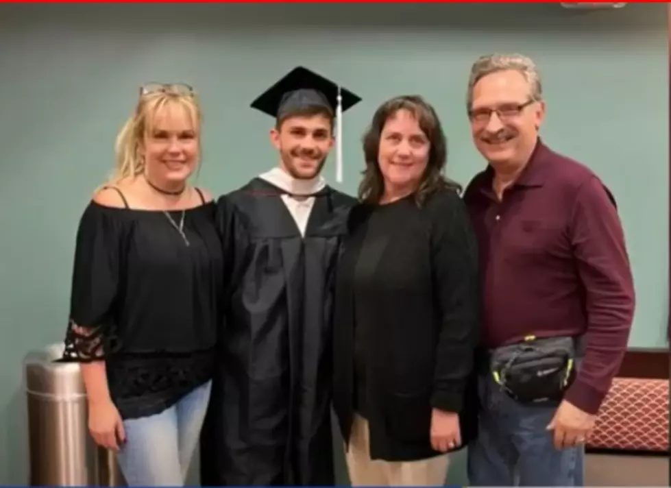 Iowa Couple Ensures Stranger in Airport Sees Son Graduate [VIDEO]