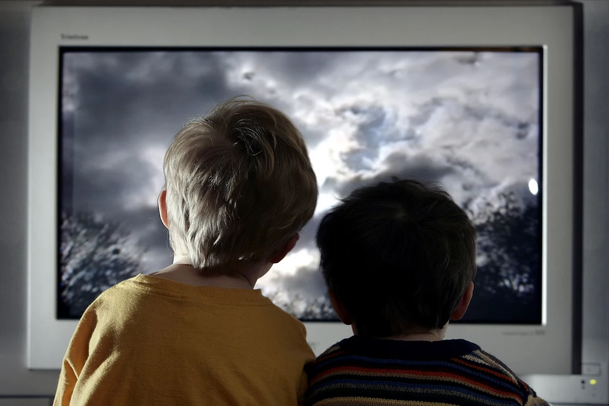Телевизор смотрю вести. Телевидение для детей. Телевизор для детей. Влияние телевидения на детей. Телевидение и подросток.