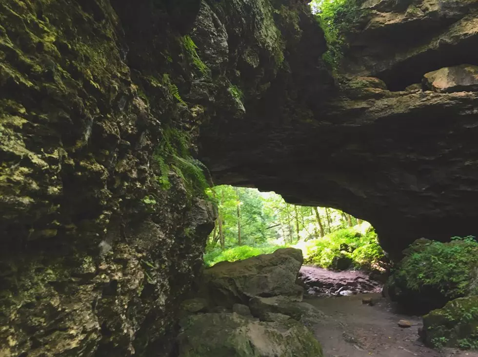 Iowa’s Best Hiking Trail Takes You Through Beautiful Caves & Bluffs