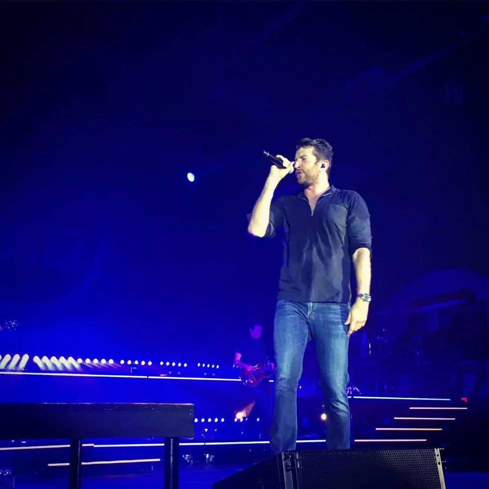 Courtlin Sprinted for the Front Row at the Brett Eldredge Concert [PHOTOS]