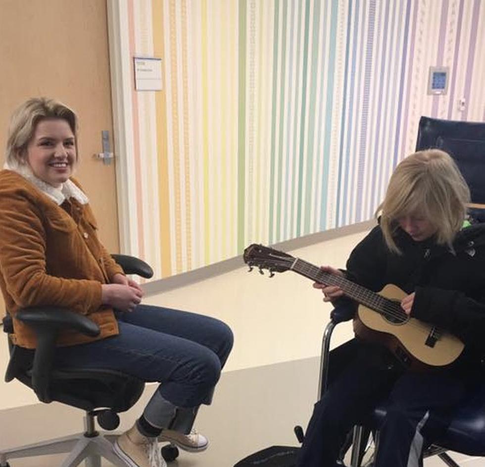 Maddie Poppe Visits Kids at UI Children’s Hospital [VIDEO/PHOTOS]