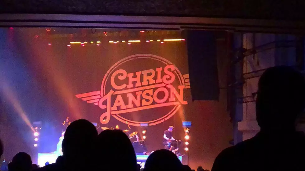 Chris Janson Brings Two Adorable Girls On Stage in Iowa [WATCH]