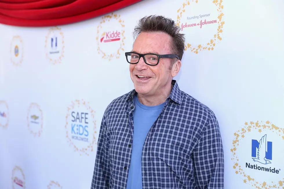 Tom Arnold Gives Away Scholarships to Iowa College Students