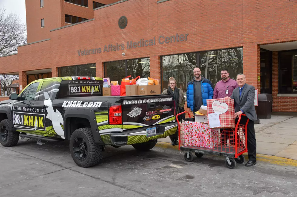 Brain And Courtlin Deliver Valentines To Vets In IC