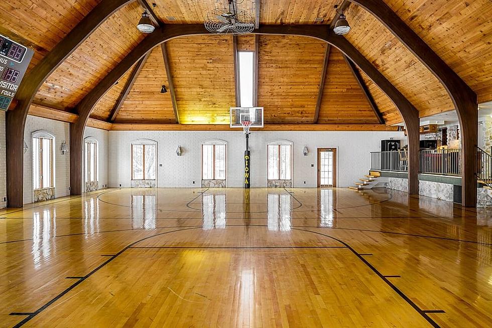 A 16,000 sq. ft. Iowa Mansion is Now an Amazing Airbnb [GALLERY]