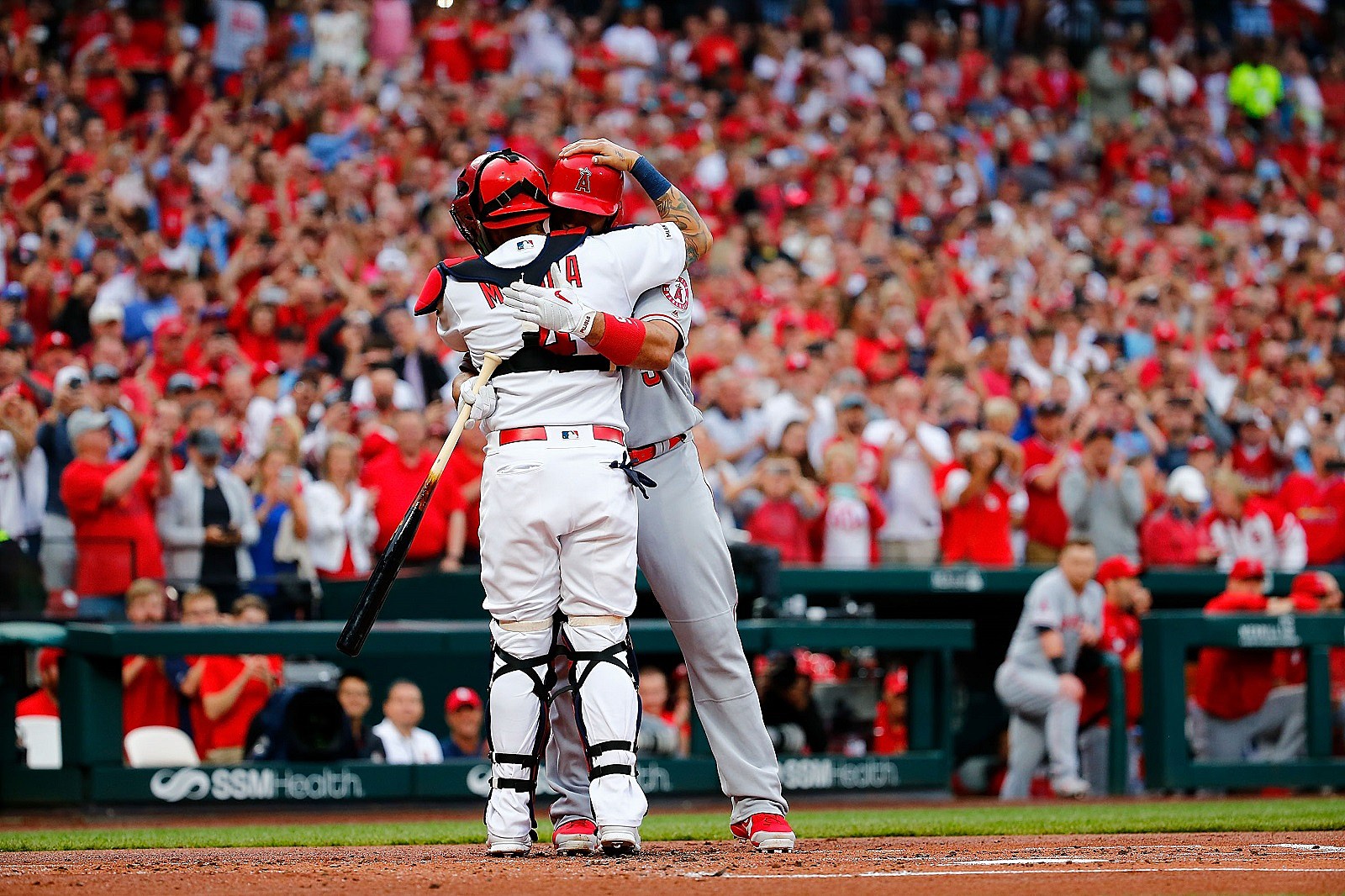 Tío Albert Pujols gives Dodgers hugs and an invaluable boost - Los
