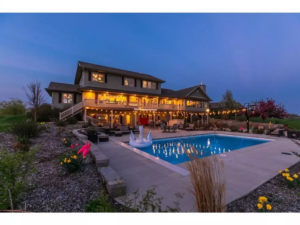 Beautiful Iowa Home Features Amazing Lakeside View [GALLERY]