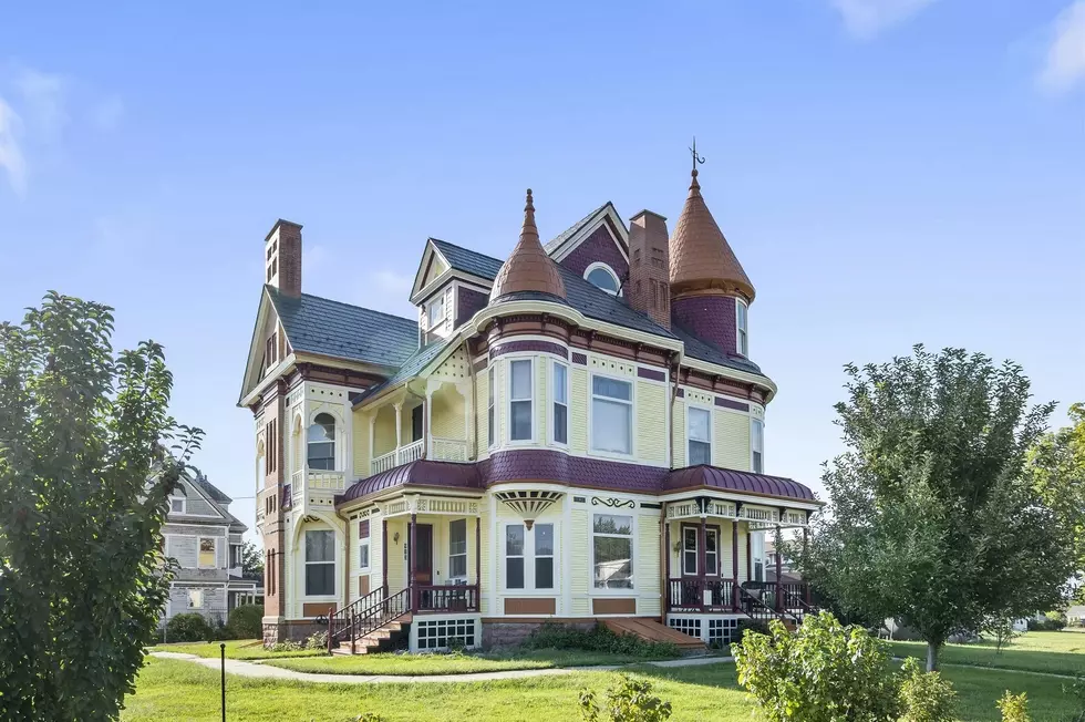 Gorgeous Queen Anne Mansion for Sale in Vinton, Iowa [PHOTOS]
