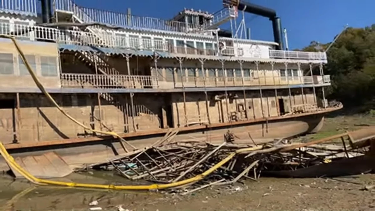 Sunken Former Iowa Riverboat Nearly All Visible on Mississippi