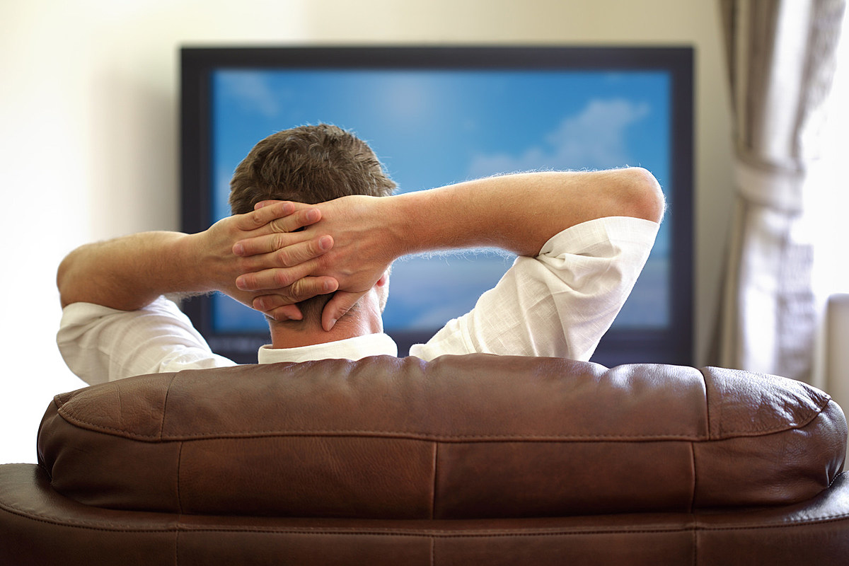 Включить телевизор утром. Перед телевизором. Человек телевизор. Сидит перед телевизором. Человек перед телевизором.