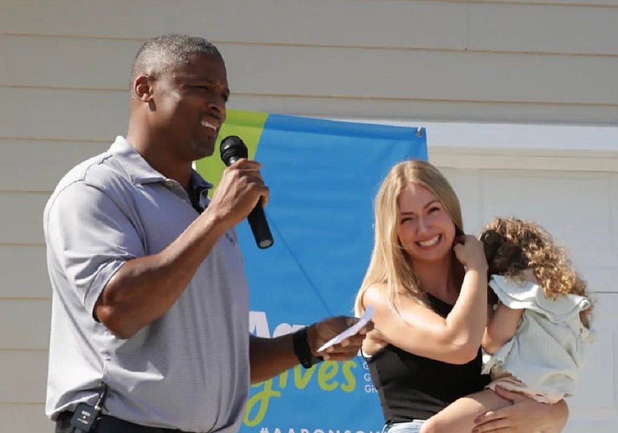 Iowa Woman Receives Life-Changing Gift From Former NFL Star WATCH