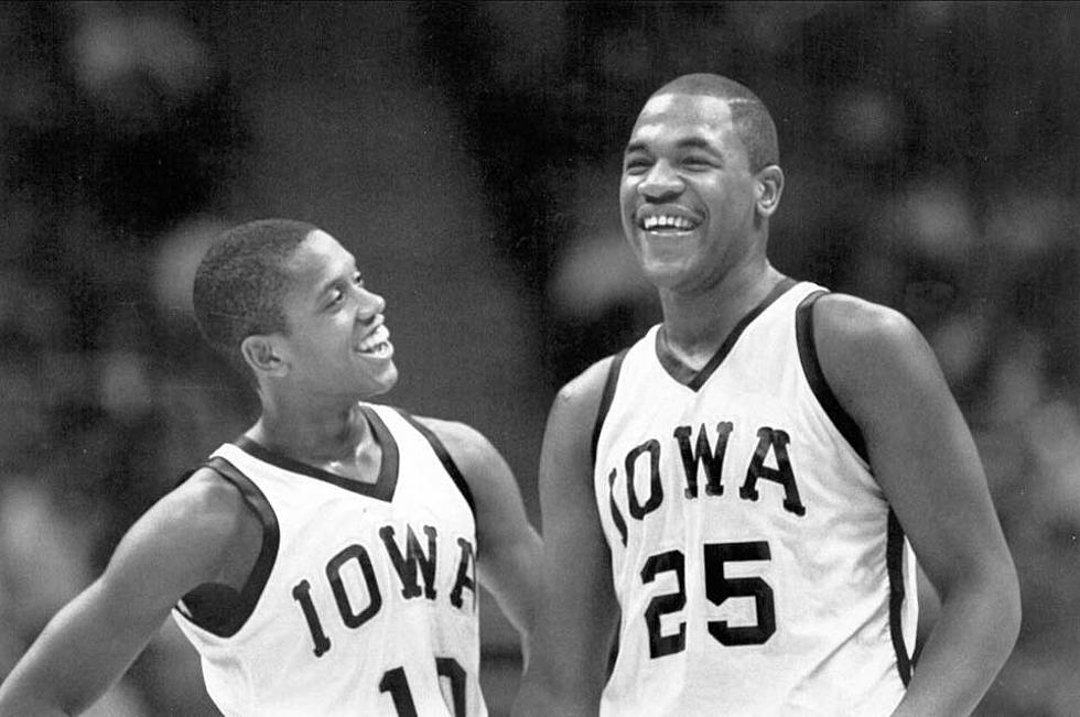 Hawkeye Hall Of Famer Meets With Iowa Men’s Basketball Team