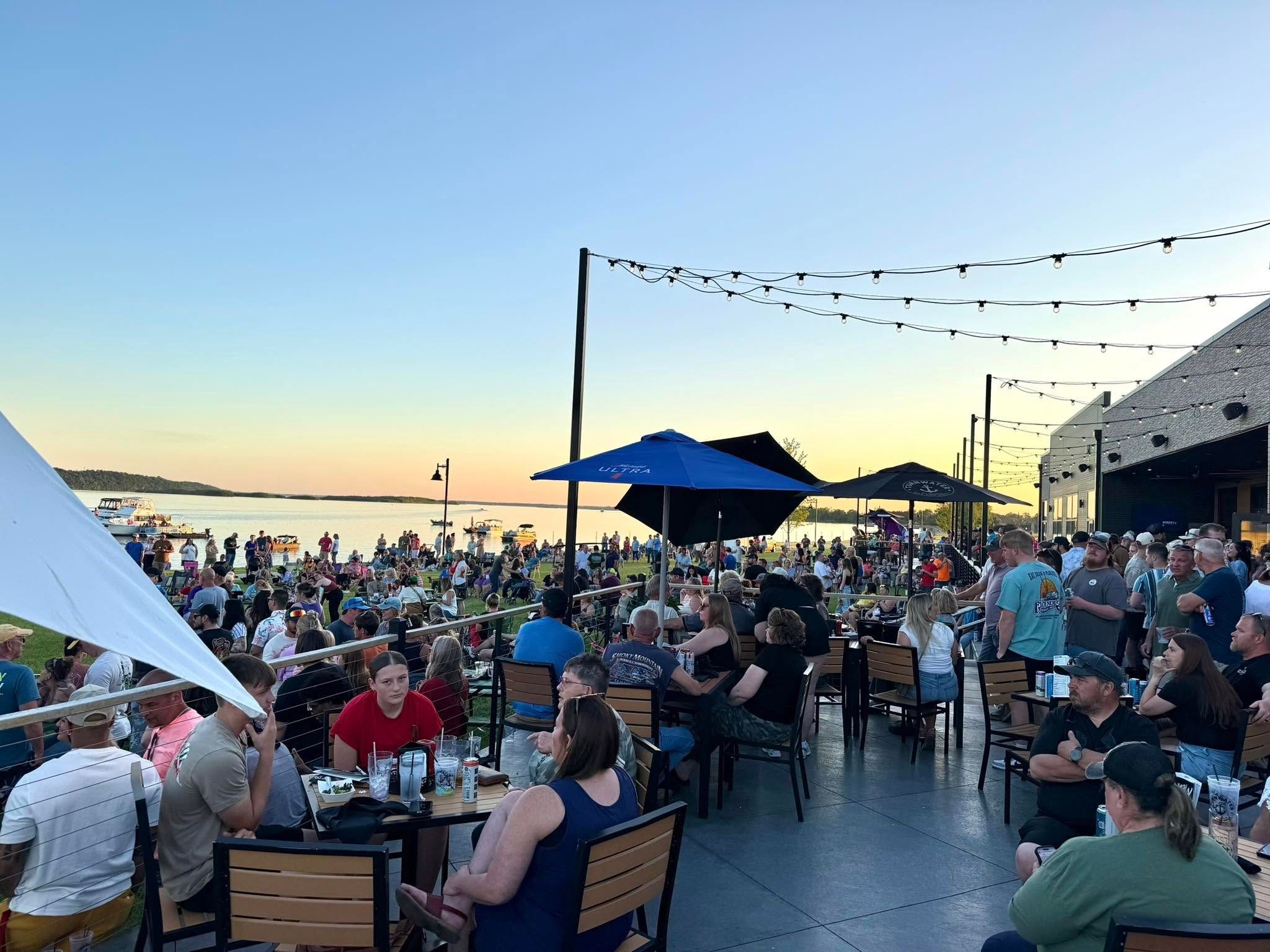20 Waterfront Bars & Restaurants to Check Out This Summer in Iowa [GALLERY]