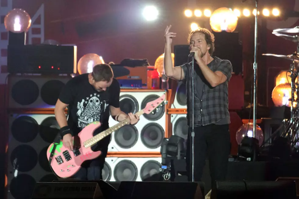 Watch Pearl Jam Cover &#8216;Comfortably Numb&#8217; [VIDEO]