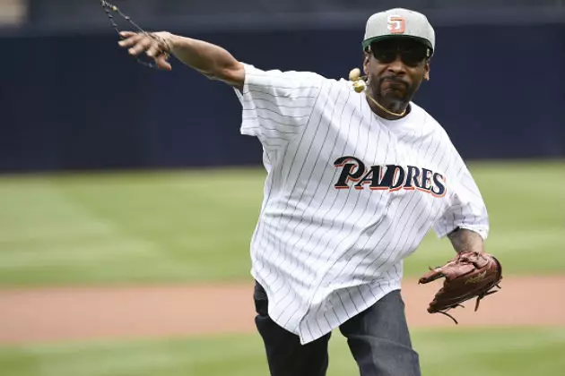 Snoop&#8217;s First Pitch Is Cringe Worthy &#8211; Almost as Bad as Lou&#8217;s