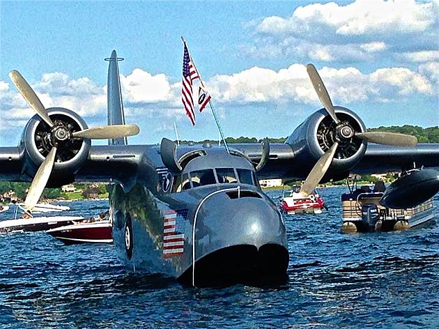 Amphibious Aircraft Lands in Candlewood Lake and Boaters Go Nuts