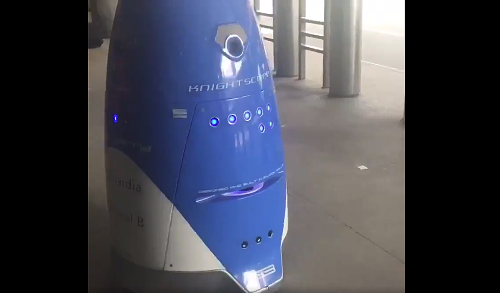 LaGuardia Airport Droid Seems Both Annoying and Useless [VIDEO]