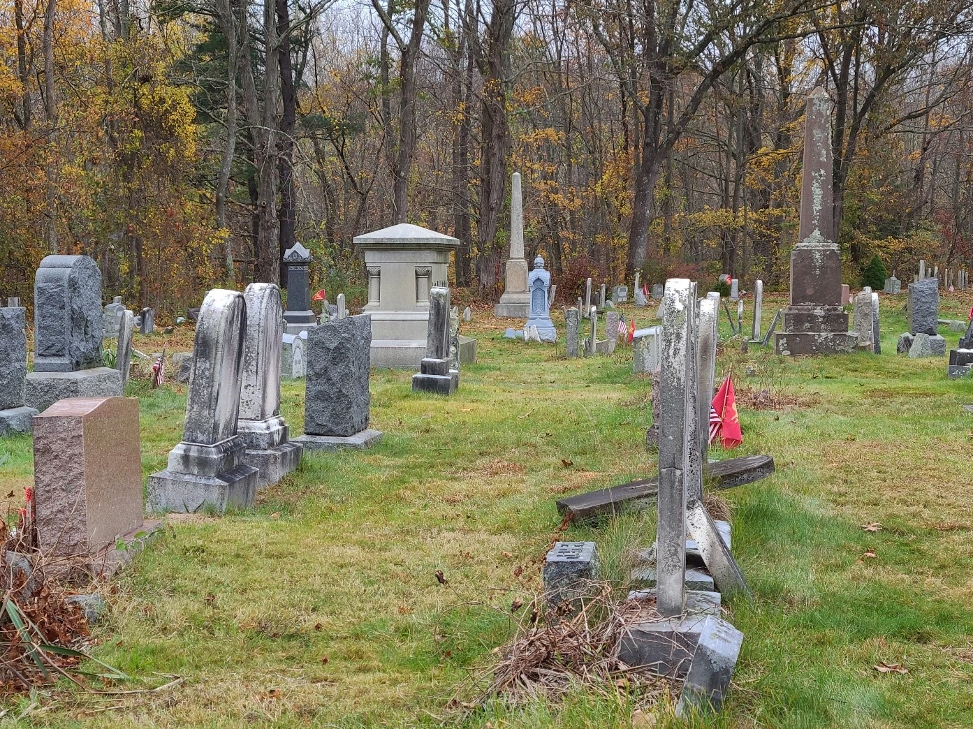 Ultratumba - Archivos Warren: La dama blanca de Easton Las lápidas del  cementerio Union de Easton, Connecticut, se remontan al siglo XVIII,  algunas de ellas ya ni se pueden leer de lo