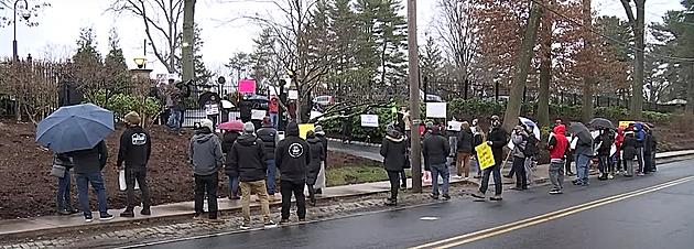 Connecticut Workers Protest Demanding Assistance for Restaurants