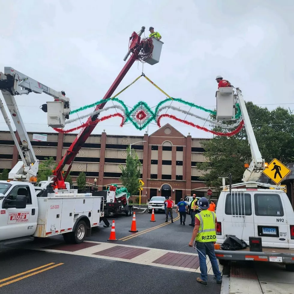 Crews setup arches for San Gennaro 2023