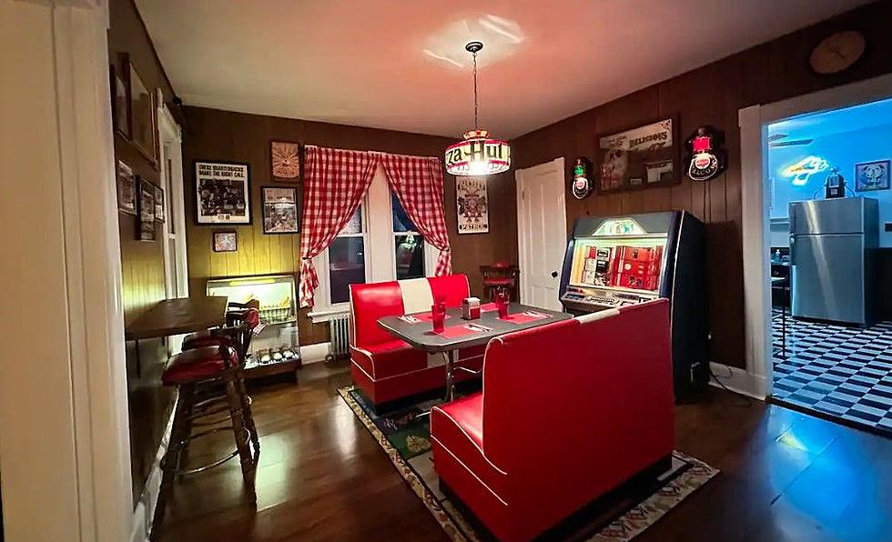 There’s a Retro Pizza Hut Inside This Amazing New Haven Pizza Themed Air Bnb