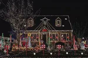 3 Crazy Themed Christmas Light Displays [VIDEO]