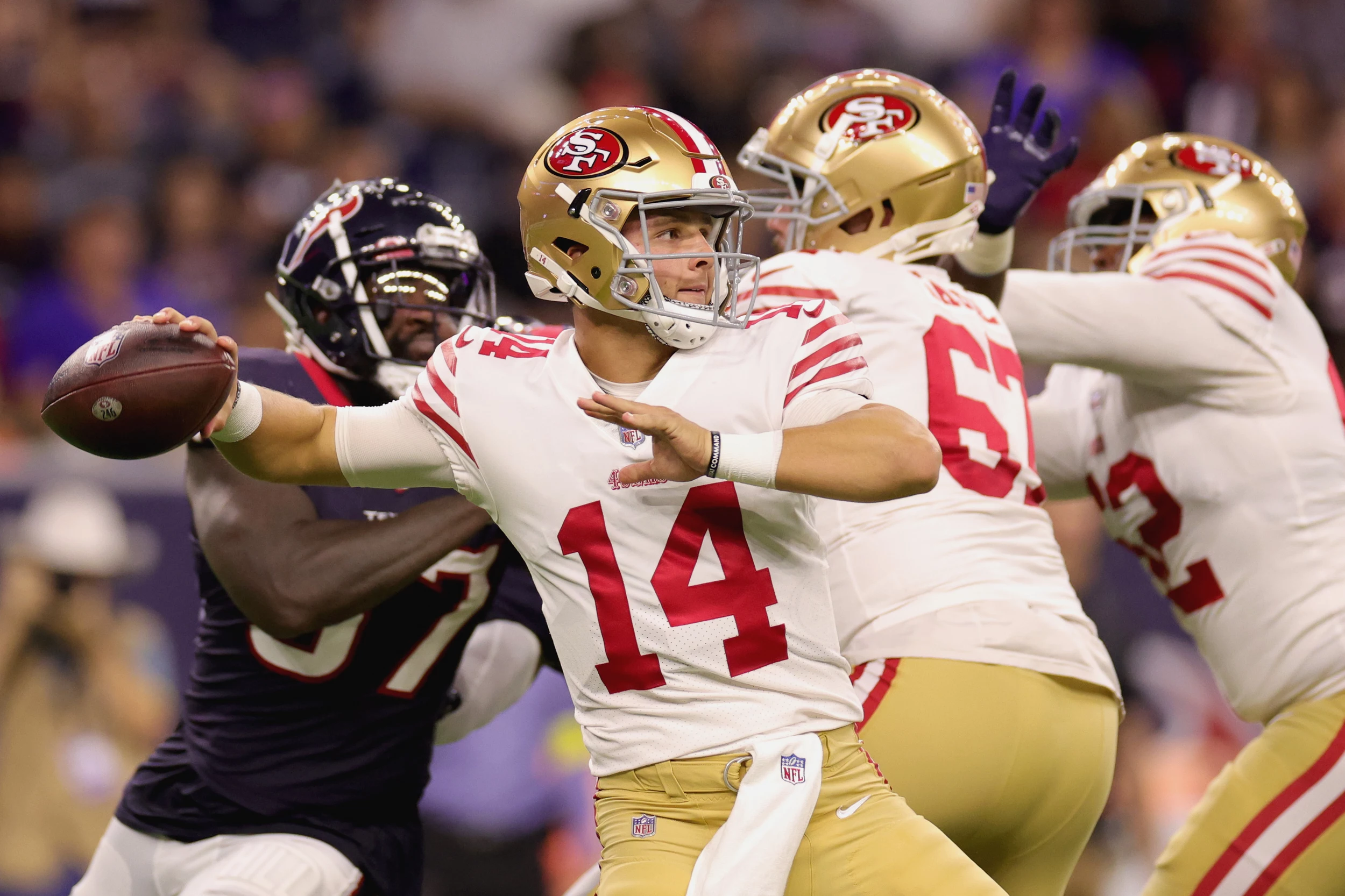 Hall of Fame quarterback Steve Young of the San Francisco 49ers drops  News Photo - Getty Images