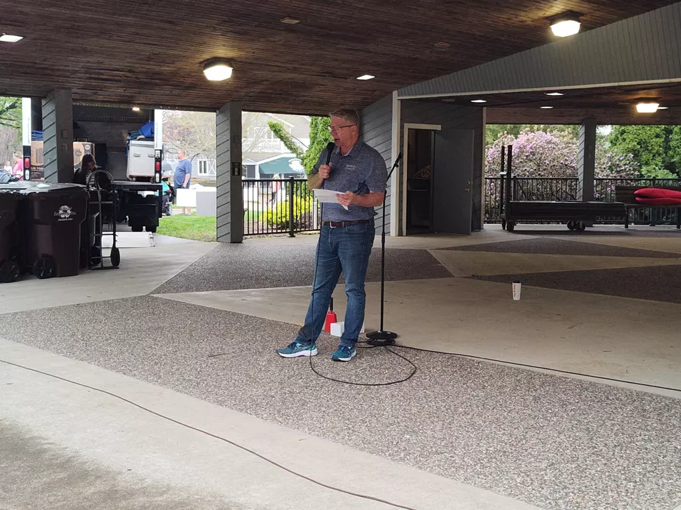 Glenn Hasken of Molo Companies addresses the attendants ahead of the Heart Walk. Photo Credit: Steve Pulaski