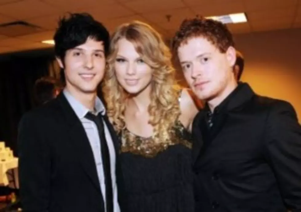 Taylor Swift and Hot Chelle Rae Perform Together [VIDEO]