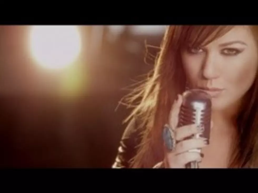 Kelly Clarkson&#8217;s &#8220;Stronger (What Doesn&#8217;t Kill You)&#8221; [VIDEO]
