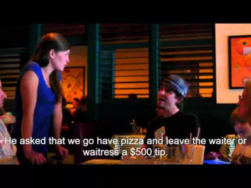Man&#8217;s Family Tip&#8217;s Waitress $500 For Pizza [VIDEO]