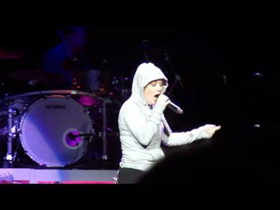 Kelly Clarkson Covers Eminem [VIDEO]