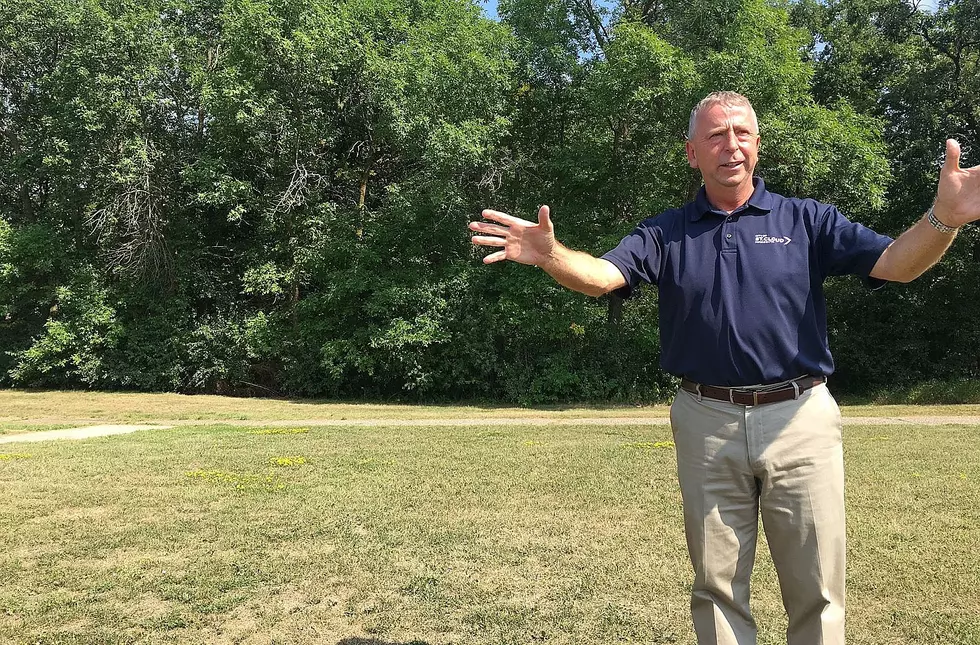 Watch St. Cloud Residents Sing &#8216;God Bless America&#8217; In Their Yards