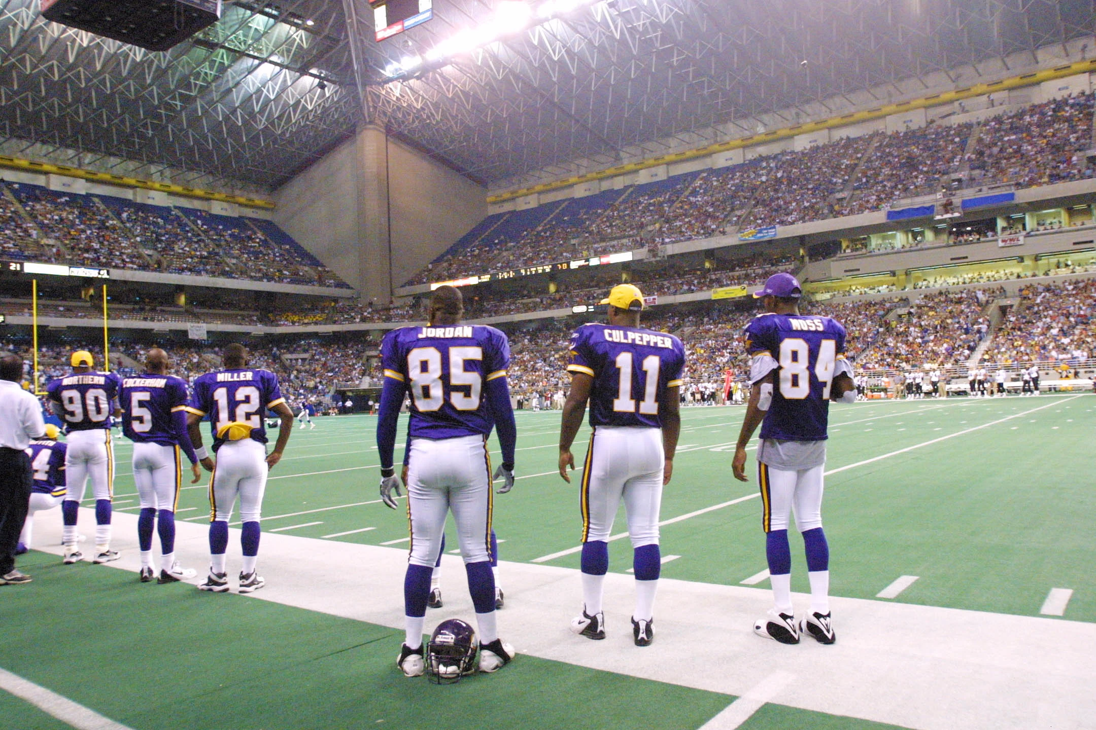 Should the Vikings bring these back as throwback uniforms for 1 or 2 games  a year? These were solid uniforms for Minnesota. Thoughts? : r/ minnesotavikings