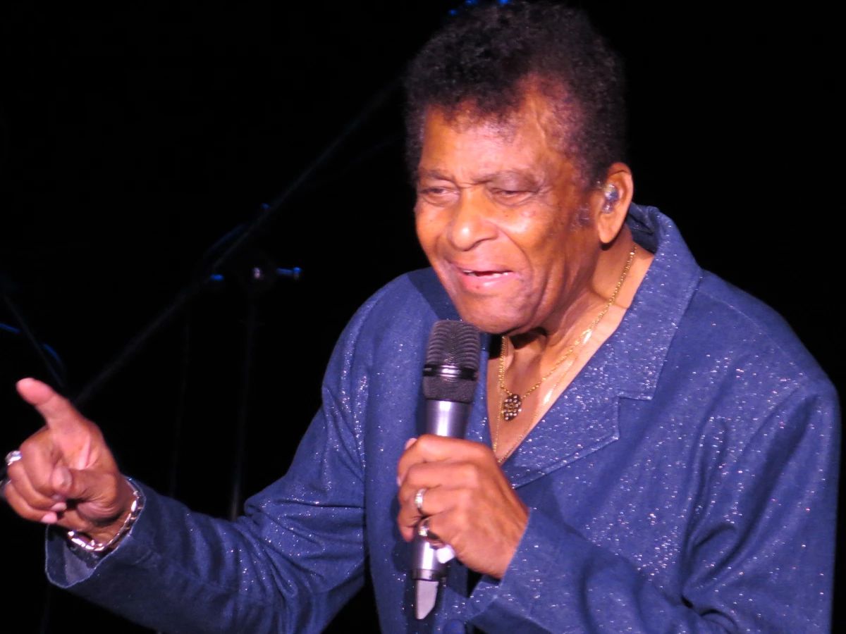 Charley Pride Performs 5 Flags