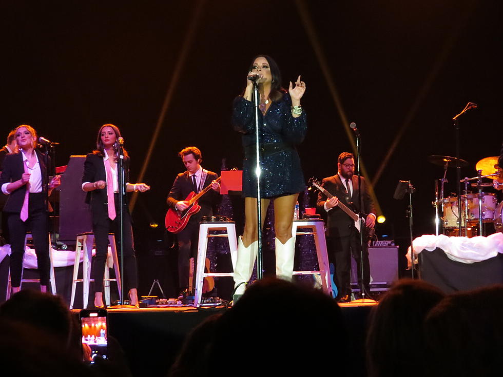 Sara Evans brings a Little Christmas to Dubuque