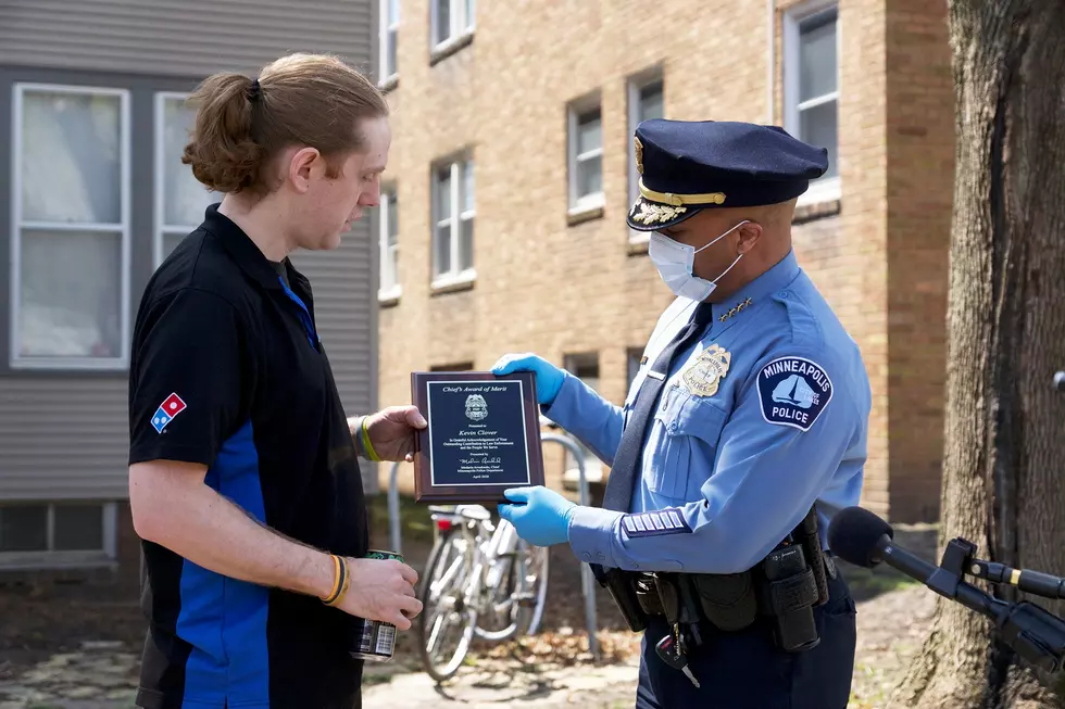 Minneapolis Police Give Award to Domino’s Employee for Helping 2 Young Girls