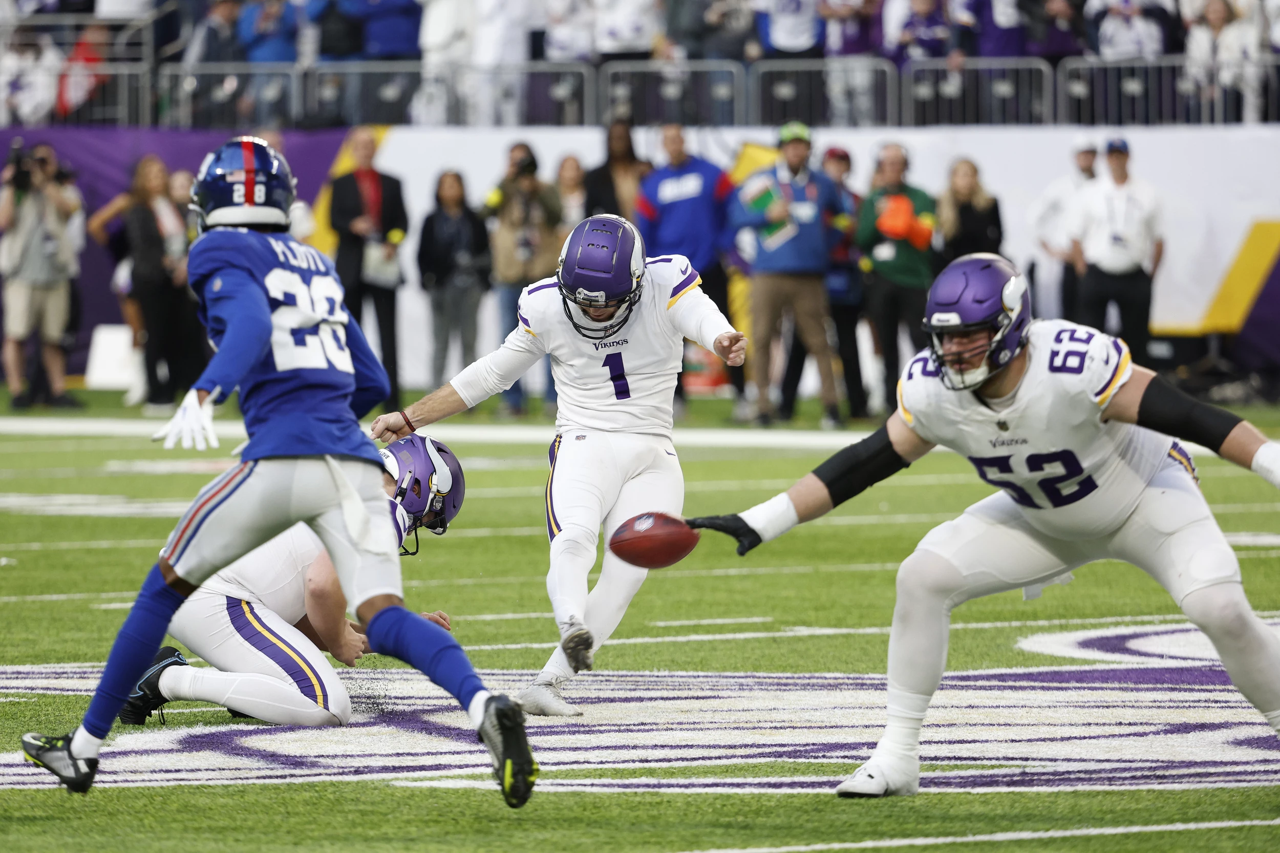 Minnesota Vikings edge New York Giants 27-24 on Greg Joseph's game