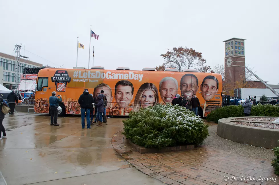 The Best Photos, Videos and Signs from College Gameday in Kalamazoo