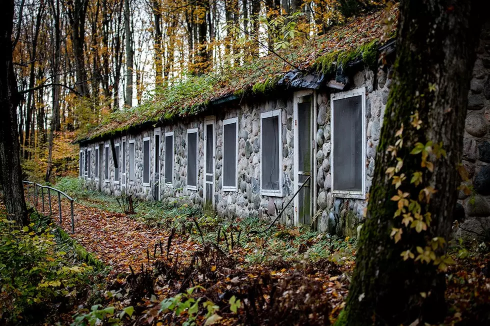 There&#8217;s A Creepy Abandoned Motel In These Michigan Woods