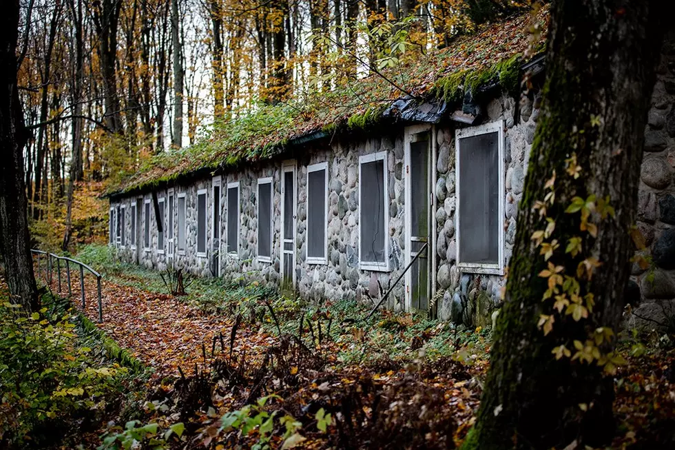 There's A Creepy Abandoned Motel In These Michigan Woods