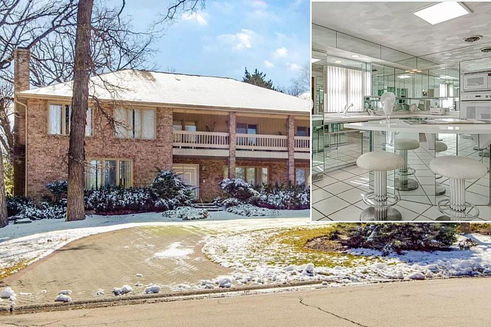 Love Your Own Reflection? This House Near Chicago is All Mirrors