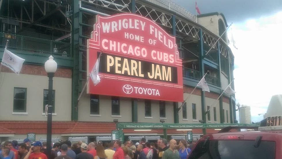 Pearl Jam chicago t shirt wrigley field 2018 tour small john hancock tower cubs 