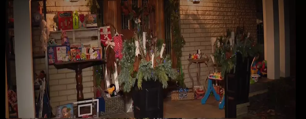 Woman Helps Those In Need Turns Front Porch Into Free Christmas S