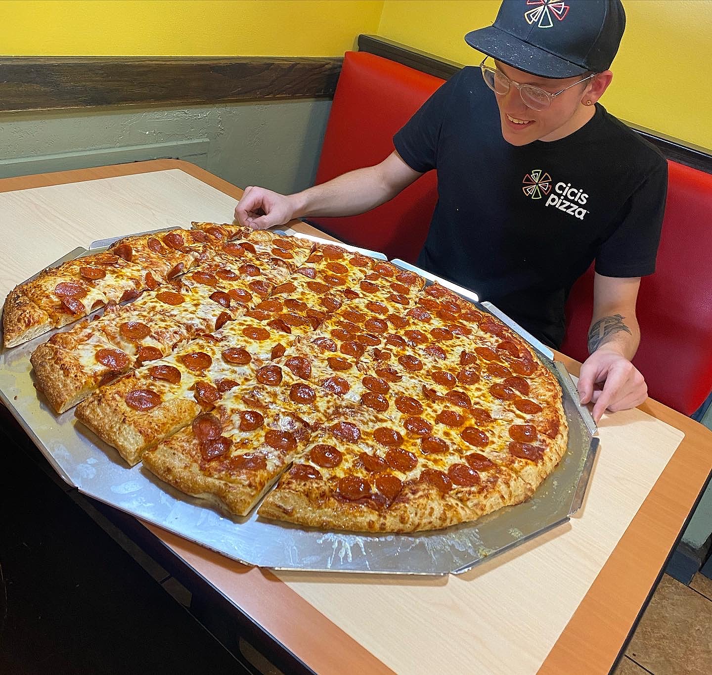 28 inch pizza        <h3 class=