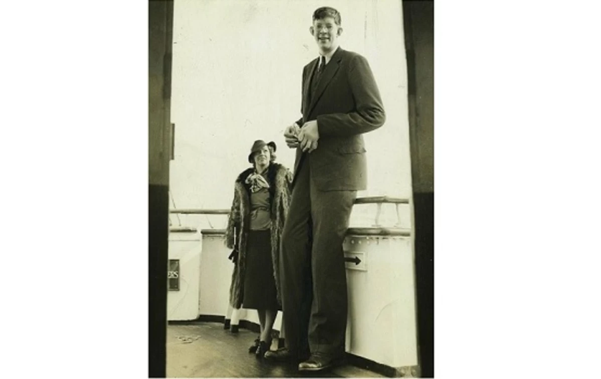 Guinness World Records - - Throwback Thursday: Tallest Man Ever - The  legendary Robert Wadlow (USA) was born 100 years ago today. He measured 8  ft 11.1 in (2.72 m) tall when