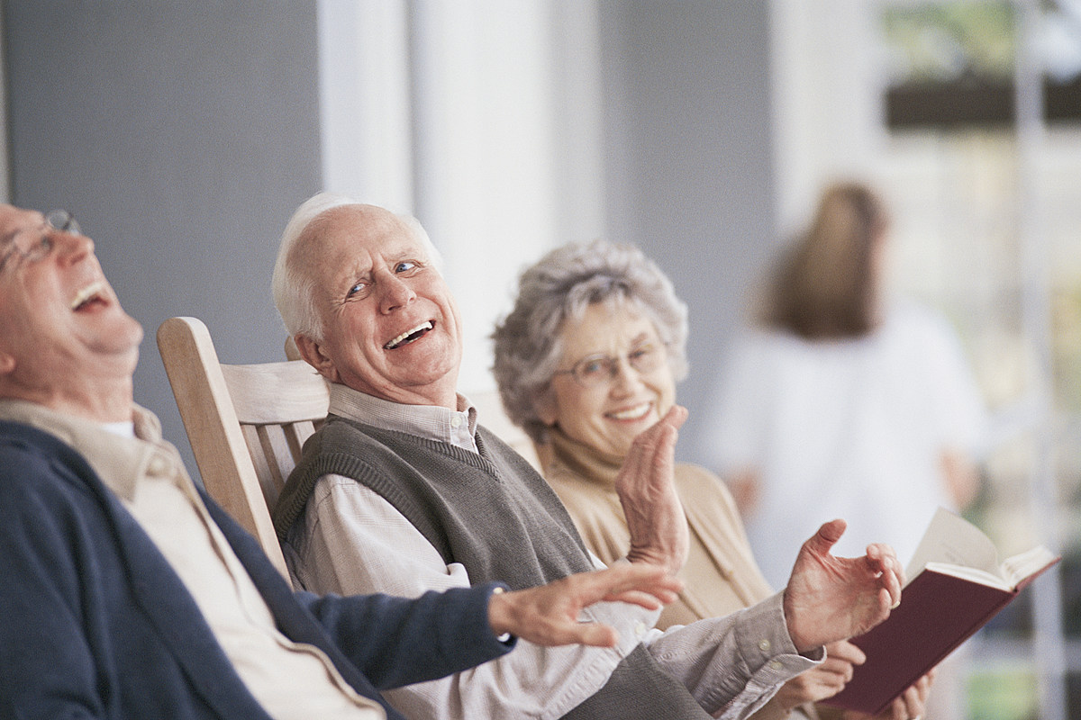 Old society. Пожилые люди. Пожилые люди смеются. Счастливые пенсионеры. Общение с пожилыми людьми.
