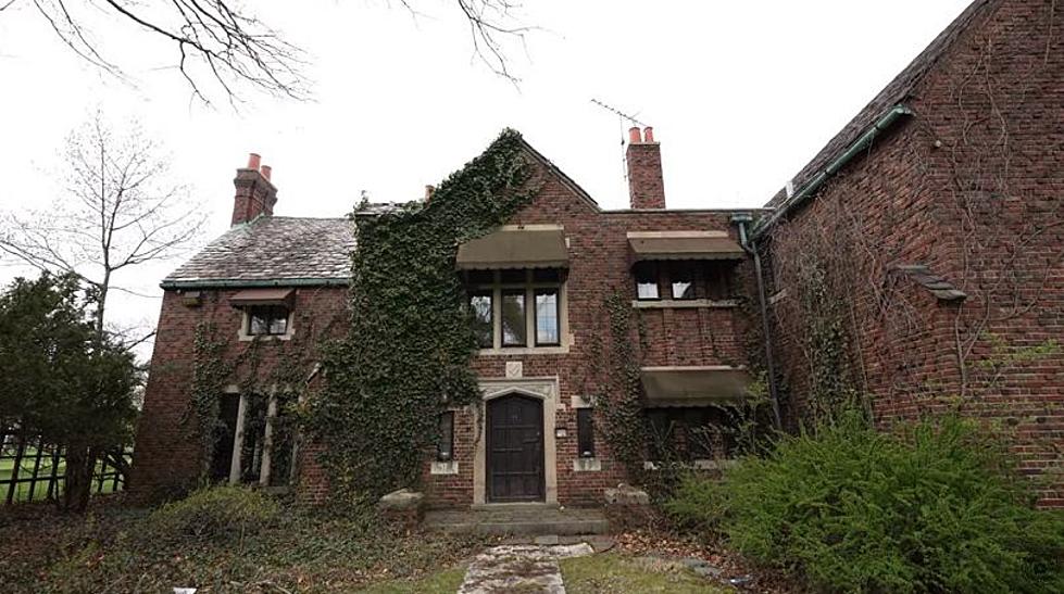 Sneak a Peek Inside Aretha Franklin's Empty Mansion, Detroit