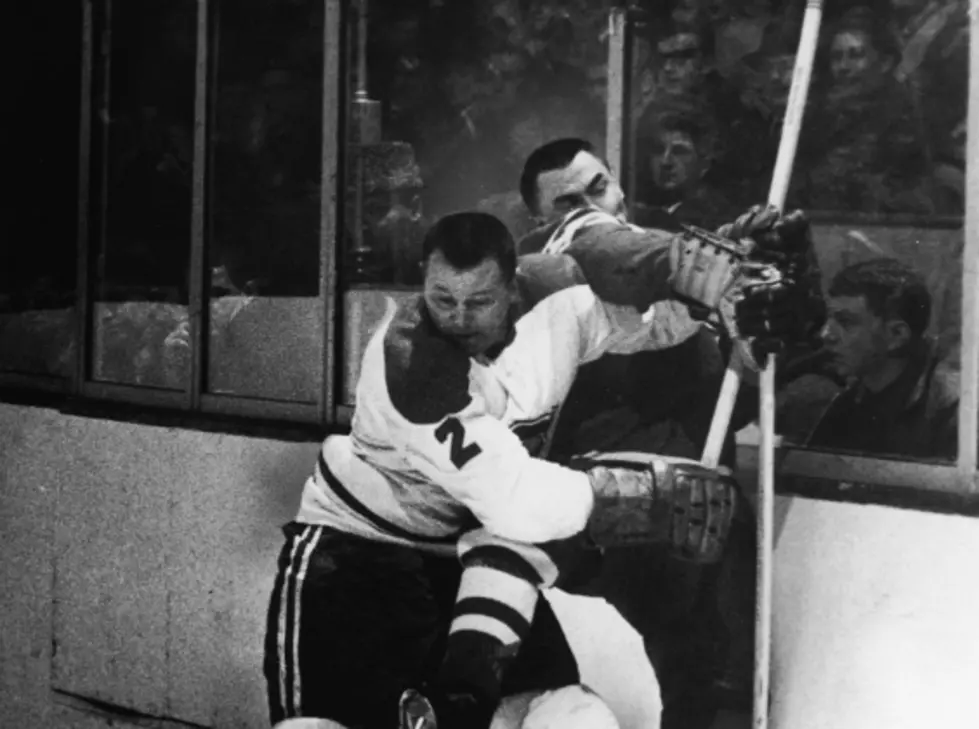 Hockey Fight &#8211; Punching, Gouging and&#8230;..WHAT?!