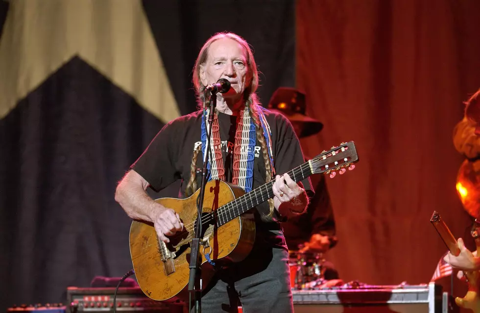 In History – Willie Nelson “Entertainer of Year” @ 13th CMA Awards